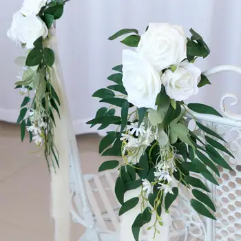 Церемония украшения свадебного прохода искусственными цветами, розами с зелеными листьями, лентами для церковной свадебной церемонии, вечеринки