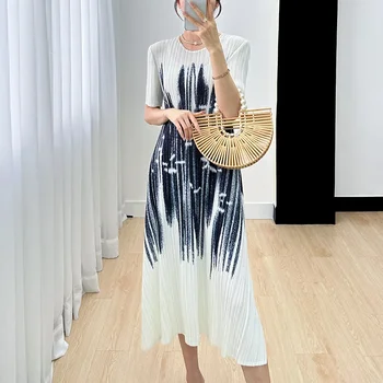 Плиссированное платье Miyake для женщин, лето 2023, новый дизайн, креативная печать, модные элегантные платья в стиле ретро с круглым вырезом и короткими рукавами.